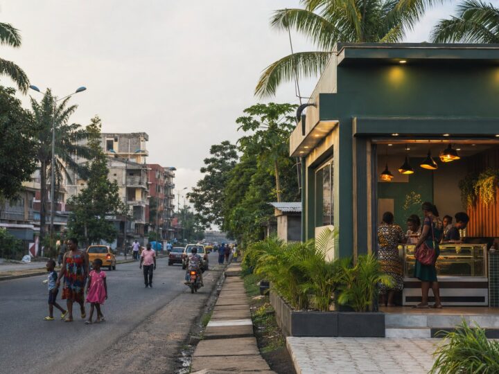 Un commerce alimentaire moderne de quartier dans une rue animée de Makepe, à Douala